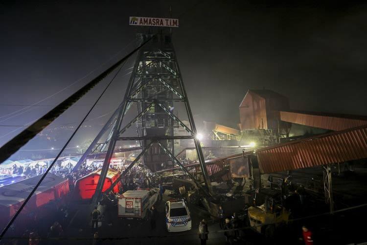 <p>14 Ekim 2022 günü Bartın Amasra ilçesinde Türkiye Taşkömürü Kurumu'na ait maden ocağında 16.00-24.00 vardiyasında meydana gelen maden faciasında 42 işçi hayatını kaybetti. </p>
