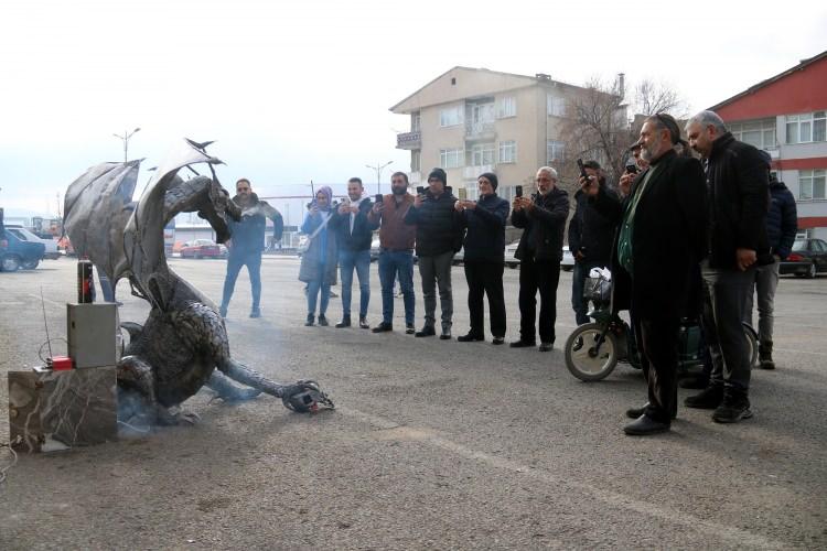 <p>İbrahim bu figürü yaparken bizde ne aşamada olduğunu görmek için 2 saate bir bakmaya geldik. Bazen arkadaşlarımızın çocuklarına bak ejderha sizi yer diye şakalarda yapıyoruz. </p>
