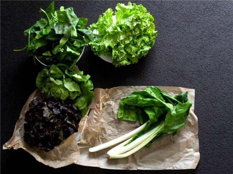 <p><strong>Antrenör Jessie Jones, <span style="color:#B22222">"Koyu yeşil yapraklar ve spirulina yosunu gibi süper yeşil besinler, iç organlardaki yağlanmayla mücadele etmek için yiyebileceğiniz en iyi gıdalardan bazılarıdır" </span>açıklamasında bulundu. </strong></p>