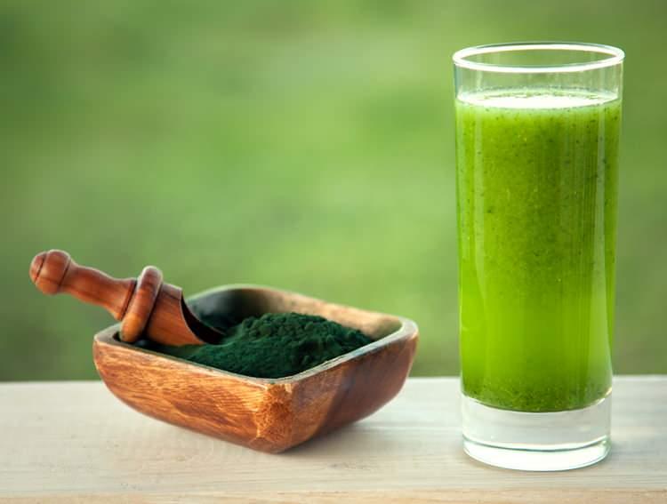 <p><strong><span style="color:#B22222">"Sabahları bir smoothie'ye biraz toz spirulina(saf yosun tozu) ekleyebilir veya tamamen yeşilliklerden oluşan bir çorba yapabilirsiniz."</span> dedi.</strong></p>
<p> </p>