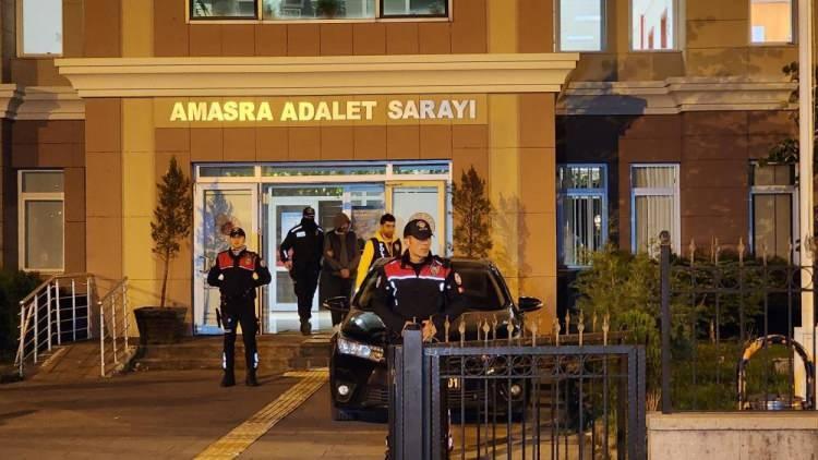 <p>Olayda 10 işçi de yaralandı. Amasra Cumhuriyet Savcılığınca yürütülen soruşturmada 23 kişi hakkında gözaltı kararı verildi. 23 şüpheliden 8'i tutuklanırken 15'i adli kontrol şartıyla serbest bırakıldı.</p>
