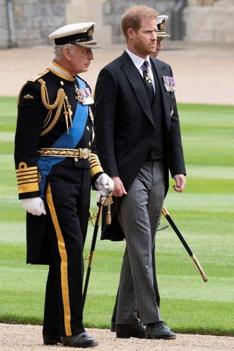 <p><span style="color:#000000"><strong>Babası Kral Charles'ın gittiği her yere oyuncak ayısını da götürdüğünü söyleyen Harry, "Oyuncak ayı babamla her yere gitti. Kırık kolları ve sarkık iplikleri olan zavallı bir şeydi. Her yerinde delikler açılmıştı" ifadelerini kullandı.</strong></span></p>
