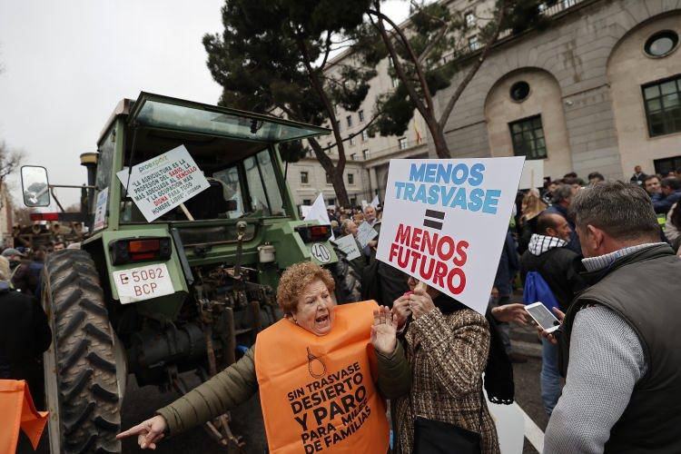 <p>İspanya'da hükümetin kuraklık sebebiyle hazırladığı planı protesto eden çiftçiler sokağa çıktı.</p>
