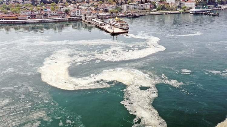 <p>Günlerce süren çalışmada onlarca ton atık ve kir Bakanlığa bağlı ekipler tarafından denizden çekildi. Ekrem İmamoğlu yönetimindeki İBB ise, o dönem 'projelerinin' bekletildiğini iddia ederek Bakanlığı zan altında bıraktı.</p>
