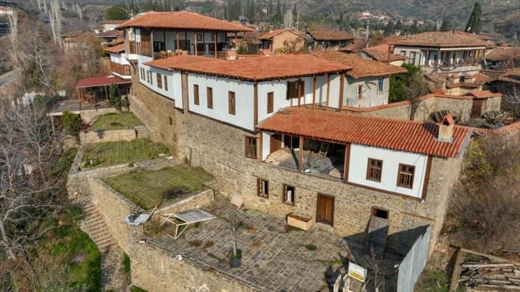 <p>Birgi'nin yüzde 80'ini projelendirdiklerini anlatan Şener, Kültür ve Turizm Bakanlığı ve İzmir valilerinin büyük desteğini aldıklarını söyledi.</p>