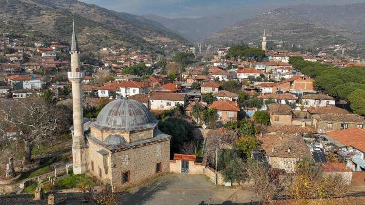 <p>Tarihi bir konağı turizme kazandırmaya çalışan Salim Gülten de dokusu ve özgün mimarisiyle benzersiz olan Birgi'nin dünyanın en iyi köyleri arasına girmesiyle haklı bir gurur yaşadıklarını söyledi.</p>
<p> </p>