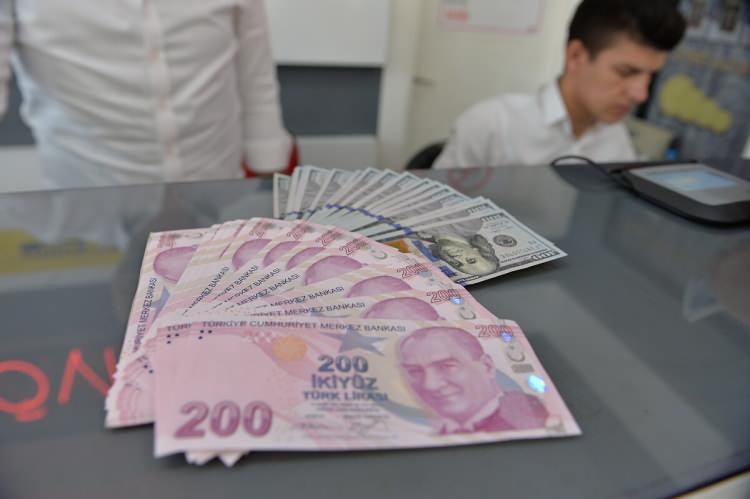 <p>Bankacılık Düzenleme ve Denetleme Kurumu'na bağlı Fintürk verilerine göre, 81 ilin 80'inde döviz mevduatlarında çözülme yaşandı.</p>

<p> </p>
