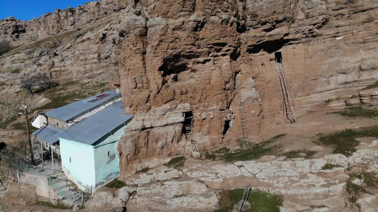 <p>İnan&ccedil; turizmi &ccedil;er&ccedil;evesinde Tatvan il&ccedil;esine bağlı İncekaya k&ouml;y&uuml;ne gelenlerin uğrak yeri olan Bapir-i Kal T&uuml;rbesi, son zamanlarda hava sıcaklığının mevsim normallerinin &uuml;zerinde seyretmesi ile ziyaret&ccedil;ilerin uğrak mekanı haline geldi.&nbsp;</p>

<p>&nbsp;</p>
