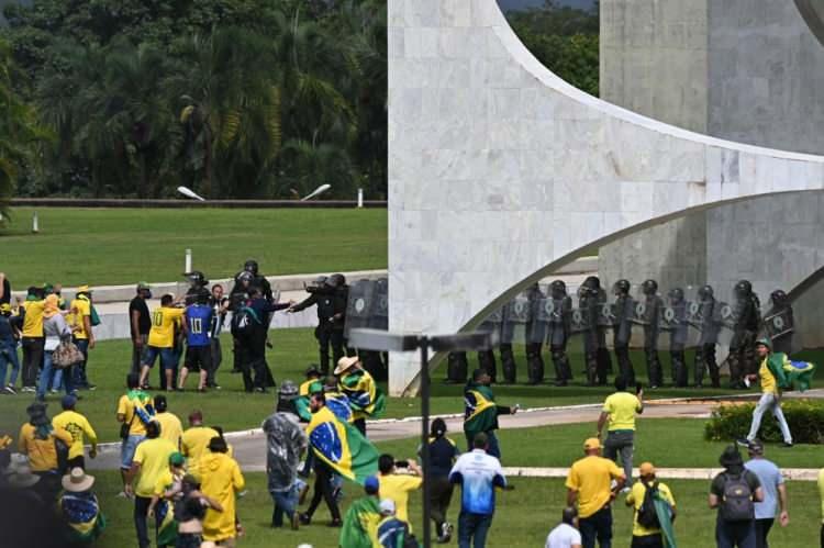 <p>Ülkede Cumhuriyetin ilanının 123. yıl dönümü olan 15 Kasım'da Bolsonaro yanlıları, başkent Brasilia, Sao Paulo, Rio de Janeiro, Recife ve Belen şehirlerinde orduyu Lula'ya karşı müdahaleye çağırıp askeri karargahların yakınında gösteriler düzenlemişti.</p>