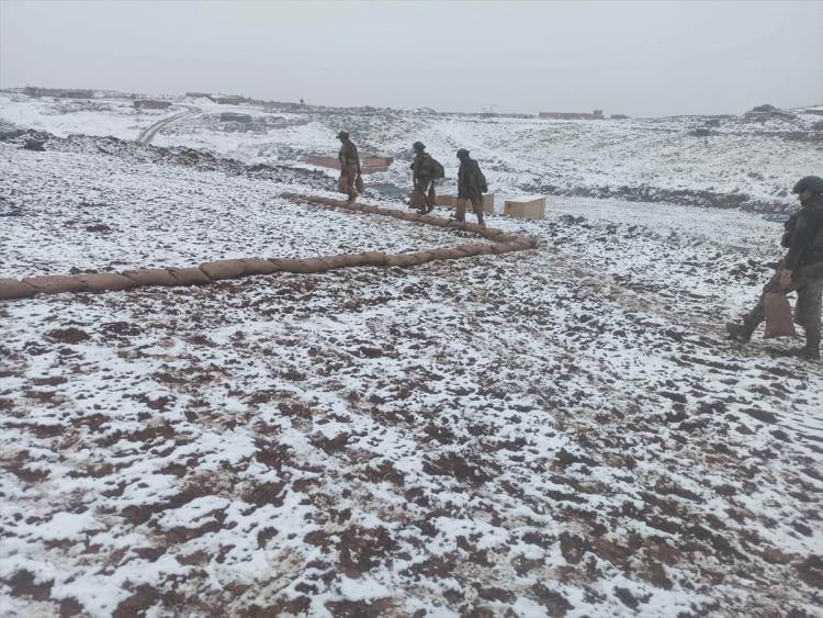 <p>Kara Kuvvetleri Komutanlığına bağlı yurt içi ve sınır ötesindeki üs bölgelerinin 300'den fazlasında kar kalınlığı yarım metreyi aşarken Hakkari kırsalında 3 bin 450 metre rakımlı Şehit Muhammet Koç Üs Bölgesi'nde 5 metreye yaklaştı. Vatan nöbetindeki en soğuk geceyi ise sıfırın altında 20 derece ile Çıldır Hudut Karakolu'ndaki Mehmetçik yaşadı.</p>