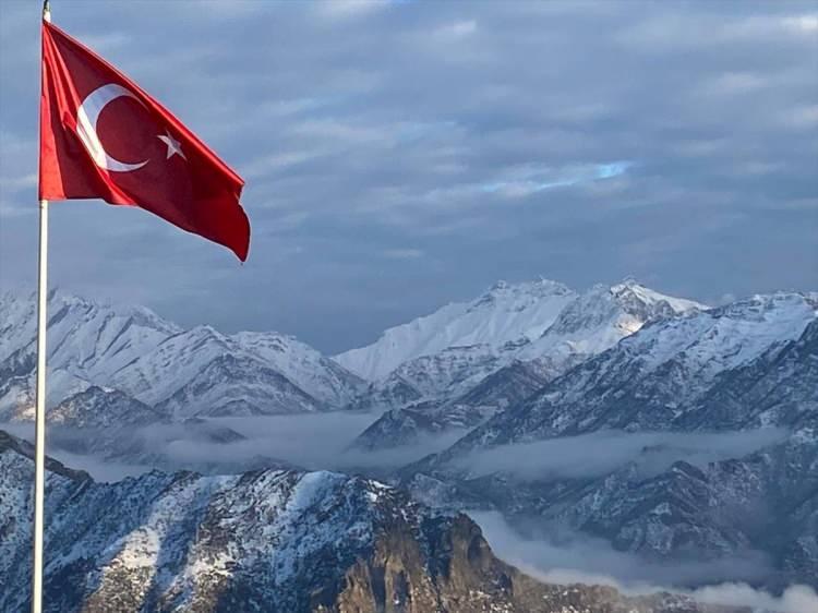<p>Hazırlıklarla bu zor hava ve arazi şartlarına karşı Mehmetçiğin faaliyetlerine aralıksız devam ettiğini belirten yetkililer, bulundukları bölgelerde düzenli olarak devriye ve pusu, dinleme faaliyetleri gerçekleştiren Türk Silahlı Kuvvetleri unsurlarının, operasyonlarını artan tempoda sürdürdüğünü bildirdi.</p>
<p> </p>