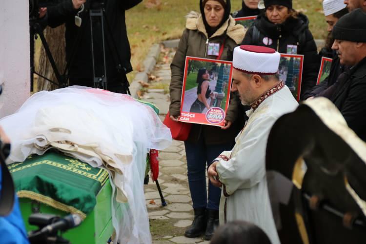 <p><strong>ANNESİ İLE İKİ KIZ KARDEŞİ GÖZ YAŞINA BOĞULDU</strong></p>
<p> </p>
<p>Birlik Camii avlusunda kılınan cenaze namazının ardından gelinlik örtülü tabutun cenaze aracına yüklendiğini gören Tuğçe Can’ın annesi ile ikiz kardeşi gözyaşlarına boğuldu. </p>