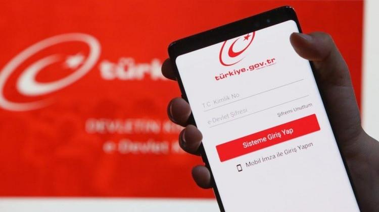 <p>Cumhurbaşkanlığı Dijital Dönüşüm Ofisi iş birliğiyle e-Devlet kapısından farklı hizmetlerimizin de verilebilmesi için entegrasyon çalışmalarımızın sürdüğünün müjdesini de vatandaşlarımıza duyurmak isteriz. Tüm süreç boyunca emeği geçen başta Cumhurbaşkanlığı Dijital Dönüşüm Ofisi, Türksat A.Ş., Tapu ve Kadastro Genel Müdürlüğü ve Takasbank çalışanlarına verdikleri değerli destekler için çok teşekkür ederiz.” </p>