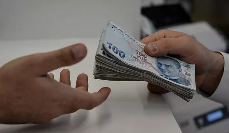 <p>700 bin kamu işçisi önce maaş zammı alacak sonra da ikramiyelerini hesaplarında görecek. 2023 yılında ikramiyelerin dört taksitte ödenmesi planlanıyor.</p>
