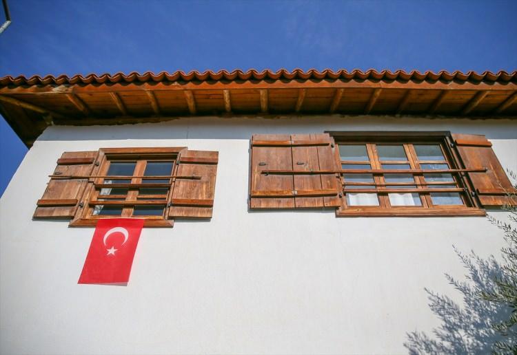 <p>Türk yerleşim tarihinin Selçuklu'dan beyliğe, Osmanlı'dan günümüze zengin mirasını başarıyla taşıyan Birgi, dizi ve filmler için de doğal stüdyo işlevi görüyor.</p>
<p> </p>