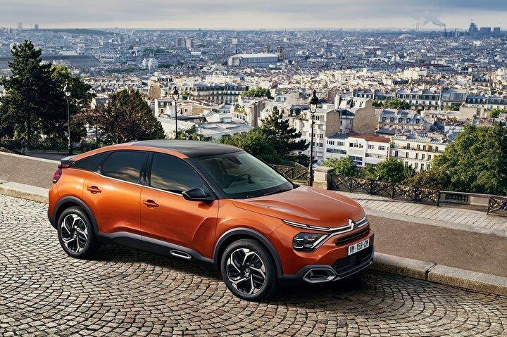 <p>Citroën’in yenilikçi ve özel Kademeli Hidrolik Destekli Süspansiyon® sistemi, gelişmiş konfor seviyesiyle sürücü ve beraberindeki yolculara unutulmaz yolculuklar yaşatıyor.<br />
<br />
<br />
Büyük darbelerde, yay ve amortisör, hareketi kademeli olarak yavaşlatmak ve sarsıntıları önlemek için hidrolik sıkıştırma veya geri basma stoperiyle birlikte çalışıyor.<br />
<br />
<br />
Enerjiyi sönümleyen ve ardından bir kısmını darbe olarak geri veren mekanik bir stoperin aksine, hidrolik stoper bu enerjiyi emiyor ve dağıtıyor. Süspansiyon, uygulanan gerilime bağlı olarak iki aşamada çalışıyor. Hafif sıkıştırma ve geri basma durumlarında yay ve amortisör hidrolik stoperlerden yardım almadan dikey hareketleri birlikte kontrol ediyor. Hidrolik stoperler aynı zamanda, Citroën mühendislerine, otomobile bozuk zeminde süzülme hissi veren, “uçan halı” etkisi için süspansiyon kurulumunu ayarlama konusunda daha fazla özgürlük sağlıyor.</p>
