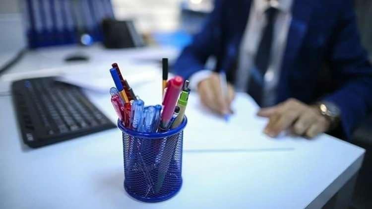 <p><strong>BAŞVURU ÜCRETİ VE KURA HAKKINDA</strong></p>

<p> </p>

<p>Orta gelirliye konut kampanyasında herhangi bir başvuru ücreti alınmayacak. </p>

<p> </p>

<p>16 Ocak itibariyle (yarın) konut üreticisinden konutunu bulan vatandaşlar kurasız konut kredisi alma hakkı elde edebilecek.</p>

