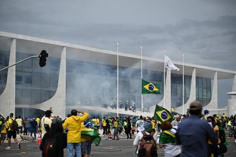 <p>Bolsonaro'yu sorumlu davranmaya davet eden Borrell, eski devlet başkanından destekçilerini evlerine dönmeye çağırmasını istedi.</p>

