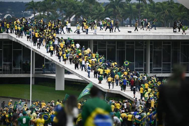 <p><strong>YÜZLERCE BOLSONARO DESTEKÇİSİ KONGRE BİNASINI BASTI</strong></p>
<p>Ordudan müdahale talebiyle slogan atan gruplar, polis bariyerini aşarak Kongre binasına girmişti.</p>
<p>Aşırı sağcı Bolsonaro yanlısı protestocuları dağıtmak için göz yaşartıcı gaz ile müdahale eden polis, grupların daha sonra devlet başkanlığı ve Yüksek Mahkeme binasına zorla girmesine engel olamamıştı.</p>
<p>Güney Amerika'nın en büyük ülkesi olan ve nüfusu 212 milyonu aşan Brezilya'da 30 Ekim 2022'de düzenlenen ikinci tur devlet başkanlığı seçiminde ülkeyi iki dönem yöneten sol görüşlü eski Devlet Başkanı Lula yüzde 50,9, aşırı sağcı Bolsonaro ise yüzde 49,1 oy almıştı.</p>