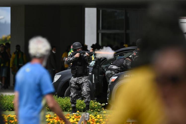 <p><strong>FEDERAL GÜVENLİK BAKANI GÖREVDEN ALINDI</strong></p>
<p>Bolsonaro'nun müttefiki olarak bilinen Federal Bölgesi Güvenlik Bakanı Anderson Torres, Başkanlık, Yüksek Mahkeme ve Kongre baskınında ihmali olduğu gerekçesiyle görevinden azledildi.</p>
<p>Brasilia Valisi Ibaneis Rocha, açıklamasında sorumluların cezalandırılacağını kaydederek, <strong>"Federal Bölge Güvenlik Bakanı'nın görevden alınmasına karar verdim, tüm güvenlik güçlerini olaylara müdahale etmesi için sokaklara çıkardım."</strong> dedi.</p>
<p>Brezilya Adalet Bakanı Flavio Dino da olaylardan Bolsonaro'yu sorumlu tutarak, halk iradesinin darbecilerin eylemlerinden üstün geleceğini belirtti.</p>