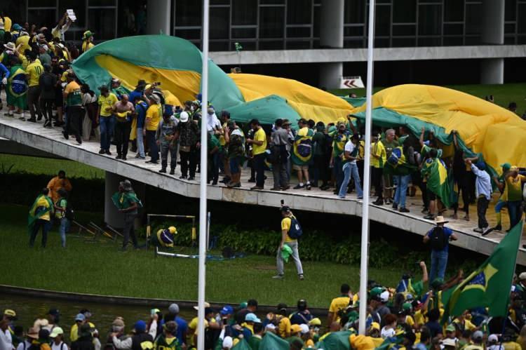 <p><strong>AB'DEN BREZİLYA DEVLET BAŞKANI'NA DESTEK</strong></p>
<p>AB Dış İlişkiler ve Güvenlik Politikası Yüksek Temsilcisi Josep Borrell, Bolsonaro destekçilerinin hükümet binalarına baskınını kuvvetle kınadıklarını belirtti.</p>