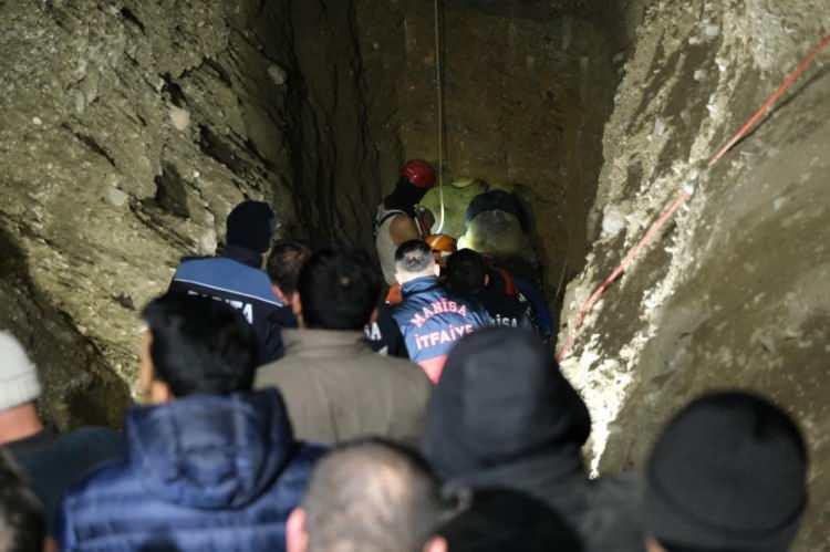 <p>Hayattayken kuyunun içinde eşi Yağmur Demir ile konuşan Aytuğ Demir'in son sözlerinin "Nefes alamıyorum" olduğu, sonrasında kendisinden bir daha ses gelmediği belirtildi.</p>