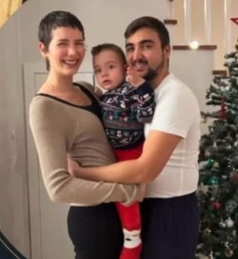 <p>ÜNİVERSİTE AŞKIYDI</p>
<p>Aytuğ-Yağmur Demir çiftinin İzmir Ekonomi Üniversitesi'nde birlikte okudukları, birinci sınıf öğrencisiyken tanıştıkları, pandemi nedeniyle düğünlerinin geciktiği, 2 yıl önce dünyaevine girdikleri öğrenildi.</p>