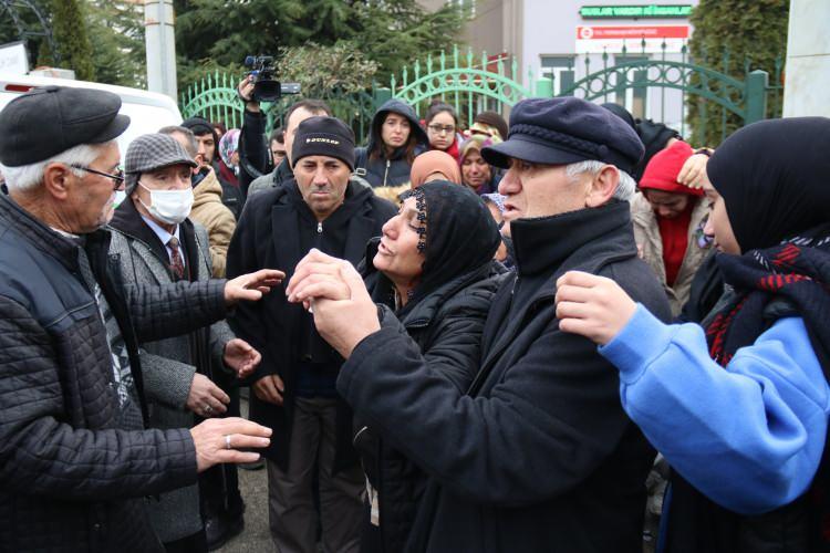 <p>Olayın ardından İl Emniyet Müdürlüğü’ne bağlı Asayiş Şube Müdürlüğü Gasp ve Cinayet Büro Amirliği ekiplerinin çalışmaları sonucu yakalanan katil zanlısı Onur K., intihar etmek için içtiği ilacın etkisiyle hastaneye kaldırıldı. Eskişehir Yunus Emre Devlet Hastanesi Yoğun Bakım Ünitesi’nde tedavi altına alınan katil zanlısı Onur K.’nin sağlık durumunun ağır olduğu öğrenildi.</p>