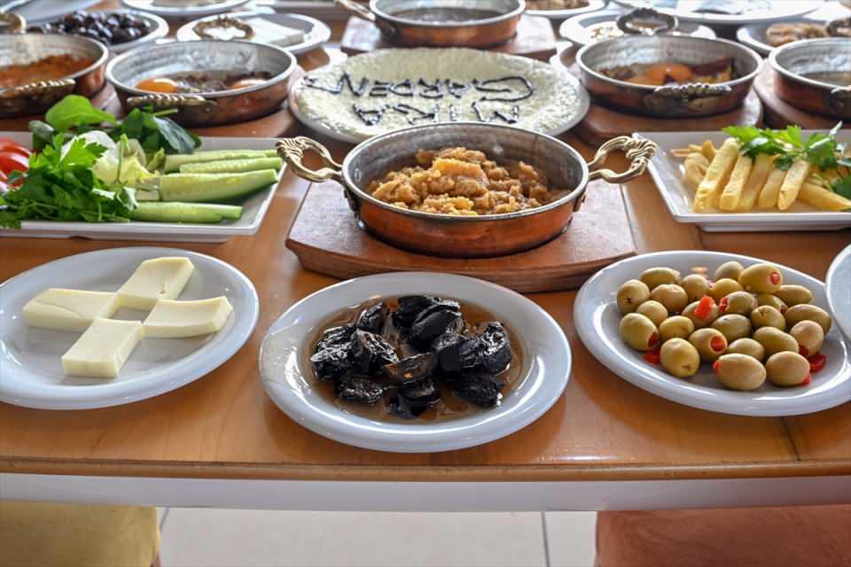 <p>Otlu peynir, murtuğa, kavut, kavurmalı yumurta, cacık, s&uuml;t kaymağı ve karakovan balı gibi &uuml;r&uuml;nlerle hem g&ouml;ze hem de mideye hitap eden Van kahvaltısının bilinirliliğinin artırılması hedefleniyor.</p>

<p>&nbsp;</p>
