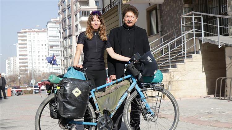 <p><strong>Sırf Türk babasıyla tanışabilmek için Almanya'da bisikletiyle yola çıktı. Madeline Hoffmann, 4,5 ay süren yolculuğunun ardından Kayseri'deki babası Duran Tekin ile buluştu. O anlar herkesi duygulandırdı. </strong></p>
