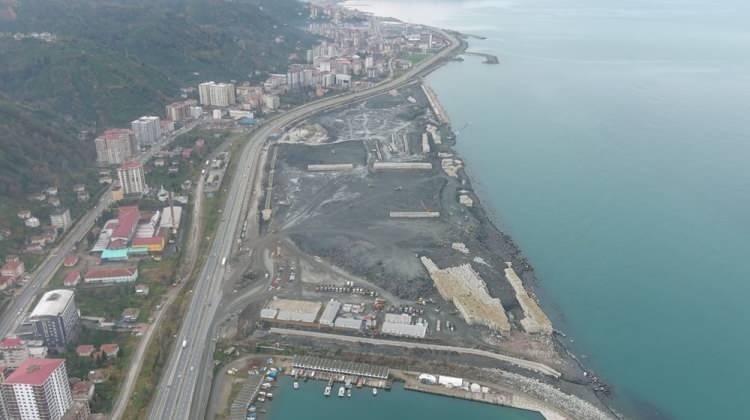 <p>850 YATAKLI HASTANE </p>
<p>1 yıl süren çalışmaların ardından zemin düzeltme ve dolgu alanını Karadeniz'in dalgalarından korumak için 14 bin beton blokun yerleştirilmesi işlemine geçilen alanda 850 yataklı hastane inşa edilecek.</p>