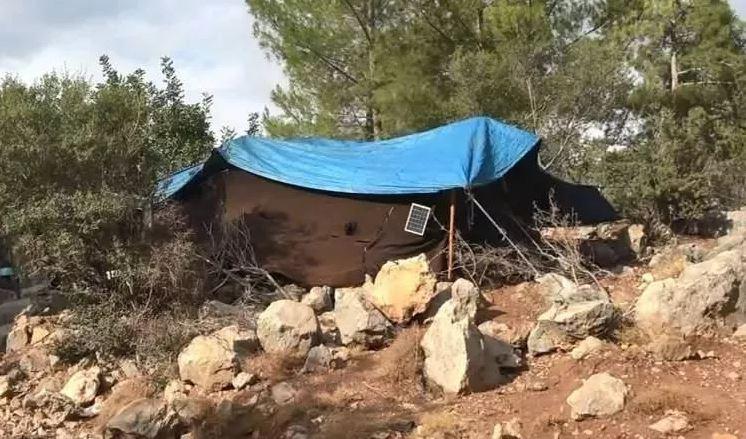 <p><strong>10 GÜN KAYBOLDUKTAN SONRA ÇALILIKLARDA CESEDİ BULUNMUŞTU</strong></p>

<p>Karaman'dan kış mevsimini geçirmek için 10 Kasım 2021'de Gülnar ilçesinin 175 metre rakımlı Yanışlı Mahallesi'ne gelen 7 çocuklu Yağal ailesinin 6'ncı çocuğu Müslüme, saat 17.00 sıralarında kayboldu. En son çadır kurdukları alanın yanında oynarken görülen Müslüme'yi bulamayan ailesinin yardım çağrısıyla bölgeye jandarma, itfaiye, AFAD, AKUT ve sağlık ekipleri sevk edildi. Arama çalışmalarının 10'uncu gününde, ailesinin çadır kurduğu noktaya 7 kilometre uzaklıktaki Karaağaç mevkisinde, çalılıkların arasında Müslüme'nin cansız bedeni bulundu.</p>
