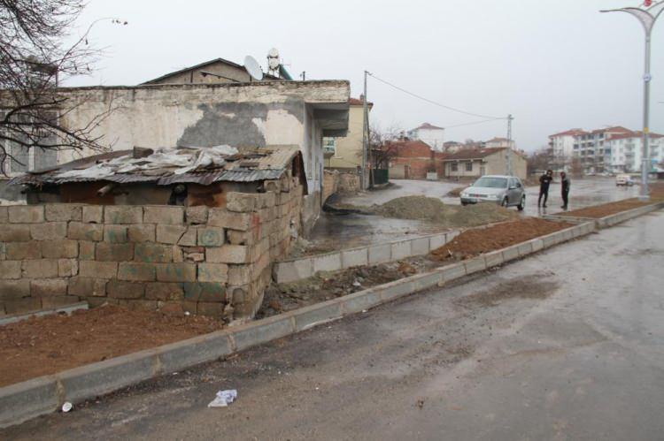 <p>Verdikleri fiyatta anlaşamayınca biz de mahkeme yolunu seçtik. Biz ne yola karşıyız ne de bu yapılan hizmete karşıyız. Burası bizim mahallemiz, yol yapıldığı zaman biz de faydasını göreceğiz. Belediye Başkanı Şahin Şerifoğulları döneminde bizim mahallemize çok hizmet yapıldı. </p>
