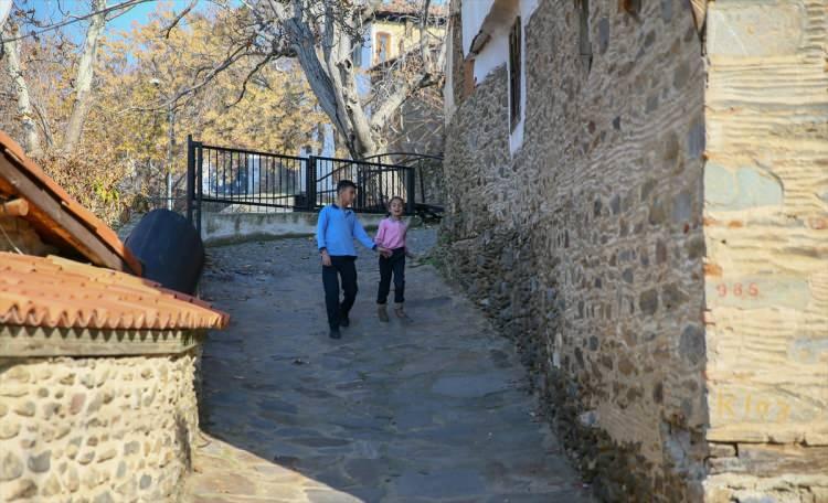 <p>İki katlı binalar, zemini taş, üst kat ve tavanları ahşap olacak şekilde yapılıyor. Evlerdeki sofalar ve dışa yönelik kafesli pencereler mimarinin en belirgin özellikleri arasında yer alıyor. Mahalleyi gezenler, 700 yıl öncesinin mimari izlerini taşıyan evler arasında tarihsel bir deneyim yaşıyor.</p>
<p> </p>