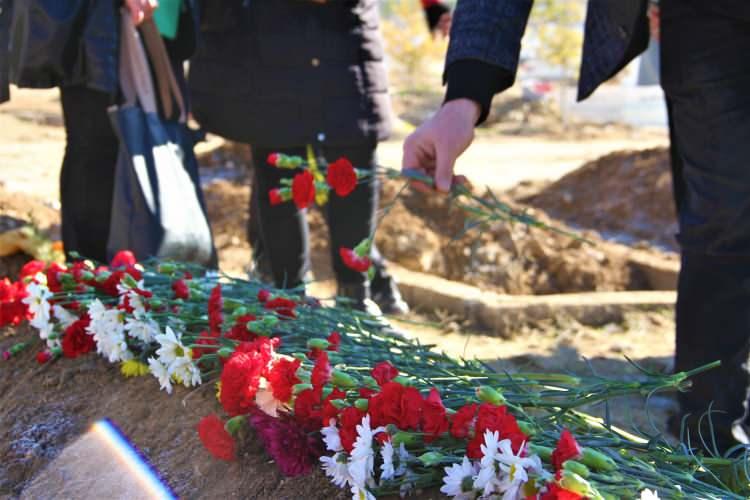 <p><strong>'ELAZIĞLILAR OLARAK HER ZAMAN KİMSESİZ KARDEŞLERİMİZİN YANINDA OLDUK'</strong></p>
<p> </p>
<p>Elazığlılar olarak her zaman yardıma muhtaç olanların yanında olduklarını belirten Dernek Başkanı Onur Şahin</p>