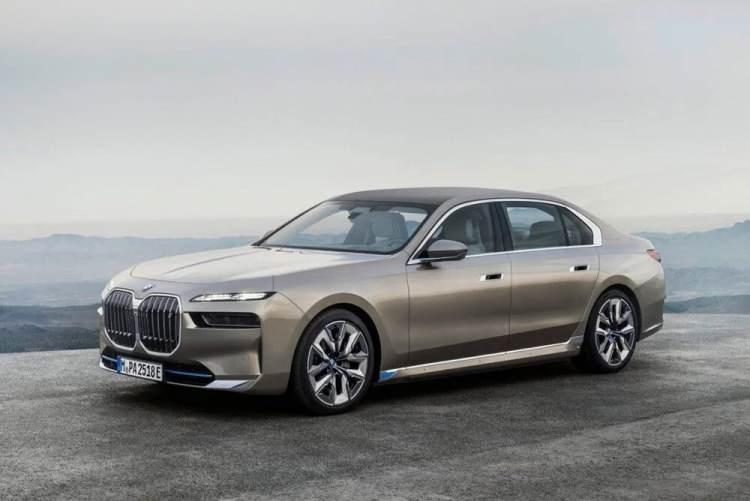 <p>Yeni BMW i7 xDrive60 Sedan - Pure Excellence -Otomatik - Elektrik - 544 bg - 6.492.200 TL</p>

<p>Yeni BMW i7 xDrive60 Sedan M Excellence - 6.673.400 TL</p>
