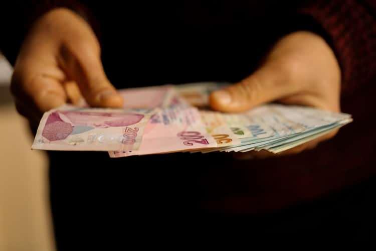 <p> Kamu bankalarında ise 5.500 ila 7.500 lira arasında maaş alanların 3.500 TL, 7.501-10.000 TL maaş alanların 4.500, 10 bin TL ve üzerinde maaş alanların ise 5.000 TL emekli maaş promosyon hakkı bulunuyor.</p>
<p> </p>