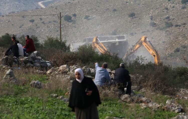 <p>İsrail güçleri, İşgal altındaki Batı Şeria'nın kuzeyindeki Salfit kentine bağlı Kufr al Dik köyünde bir evi "imar izni olmadığı" iddiasıyla buldozerle yıktı.</p>
