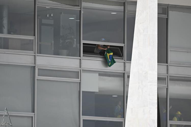 <p><strong>KONTROL SAĞLANDI</strong></p>
<p>Brezilya'da, Ulusal Kongre ve Devlet Başkanlığı Sarayı'nı basan eski Devlet Başkanı Jair Bolsonaro destekçileri bu binalardan çıkartılıp kontrol sağlandı.</p>
<p> </p>