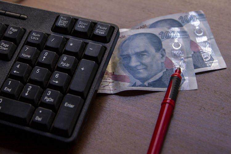 <p>SSK ya da Bağ-Kur'dan emekli olacaklar SGK müdürlüklerine giderek veya e-Devlet üzerinden ulaşabileceği Tahsis Talep ve Beyan Taahhüt Belgesi'nde, Emekli Sandığı'ndan emekli olacaklar çalıştığı kuruma vereceği emeklilik dilekçesinde maaşını almak istediği bankayı seçebilecek. </p>
<p> </p>