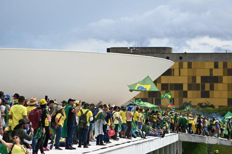<p>Seçim sonuçlarının açıklanmasının ardından Bolsonaro destekçileri önce ülkede günlerce süren otoyol kapatma eylemleri yapmış, ardından da ordu karargahları önünde düzenledikleri gösterilerde silahlı kuvvetleri Lula'nın devlet başkanlığı görevini devralmasına karşı müdahaleye çağırmıştı.</p>