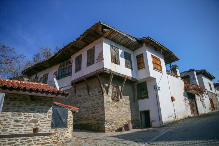 <p>Yaklaşık 700 yıldır tarihi görüntüsü bozulmayan Birgi'de bugün de evler kendi coğrafyasının toprak ve ağaç türleri ile doğal taşları kullanılarak inşa ediliyor.</p>
<p> </p>