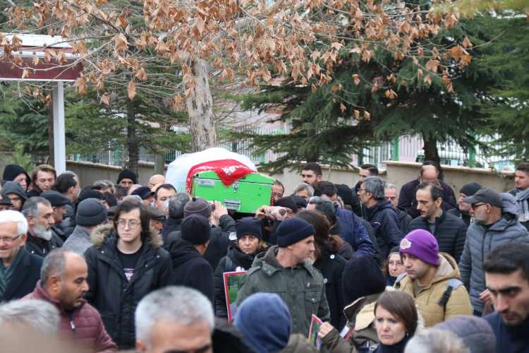 <p>Tuğçe Can’ın cenazesine annesi Emine Can, babası Bekir Can, ikiz kardeşi Tuğba Can, CHP Eskişehir Milletvekilleri Utku Çakırözer ile Jale Nur Süllü, aile yakınları, arkadaşları, Kadın Cinayetlerini Durduracağı Platformu üyeleri ve çok sayıda vatandaş katıldı.</p>