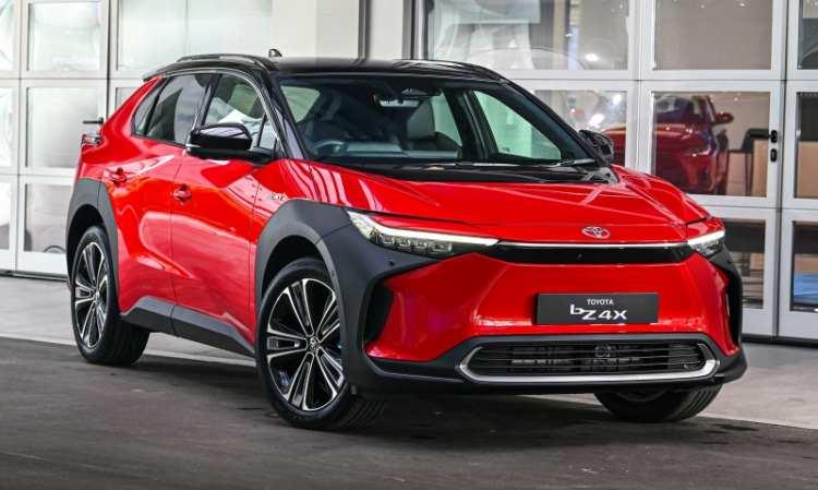 <p><strong>TOYOTA</strong></p>

<p> </p>

<p>Japon markanın Subaru işbirliği ile geliştirdiği tam elektrikli otomobilinin, 2 farklı güç seçeneği bulunuyor.</p>

<p>Dört tekerlekten çekişe sahip versiyonda ise, otomobilin gücü 150 kW olarak açıklanırken, menzili ise 470 kilometre olarak belirtiliyor.</p>
