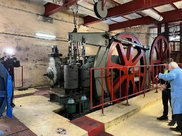<p>Yeni nesil biraz çabuk sıkılıyor ama yine çalışarak öğrenmesi lazım. Biz devamlı bunu vurguluyoruz. Çalışacaksınız, öğreneceksiniz ve işinizi seveceksiniz" ifadelerini kullandı.</p>
