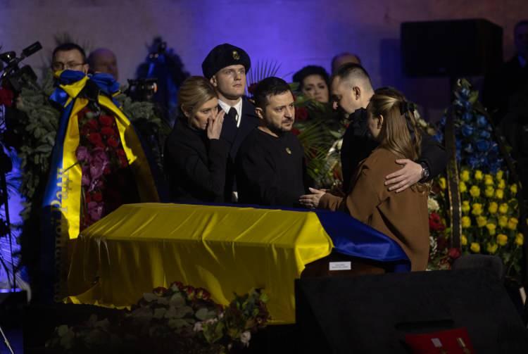<p>Ukrayna'nın başkent Kiev bölgesine bağlı Brovari kentinde, 18 Ocak sabahı meydana gelen helikopter kazasında yaşamını yitirenler için cenaze töreni düzenlendi.</p>
