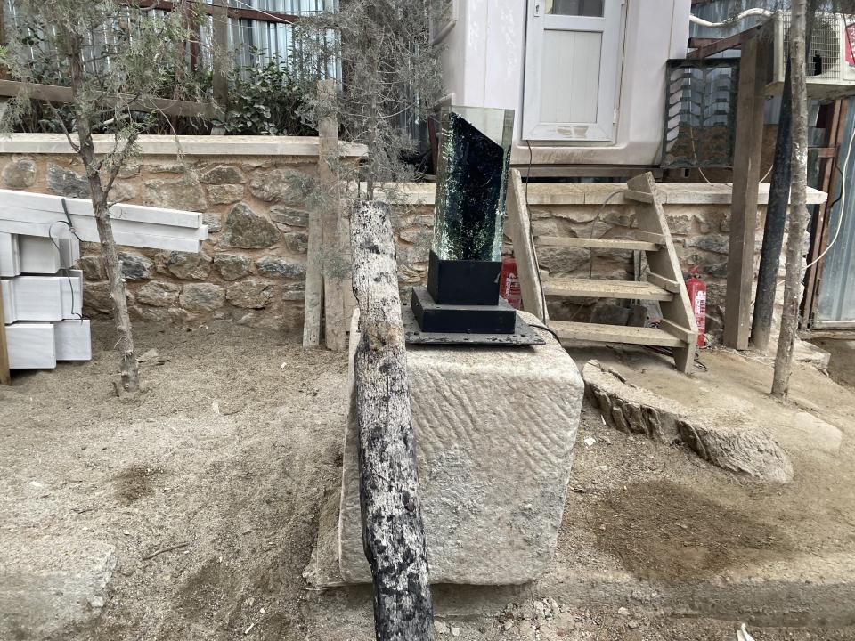 <p>Müellifimiz ve danışmanımız Hilmi Şenalp’in çok kıymetli katkılarıyla çok örnek bir yeniden yapılanma sürecini ortaya koyduk. Önümüzdeki ay İstanbullular ile inşallah bu sevinci paylaşıyor olacağız. Camilerin bizdeki yeri aslında çok önemli, camiler sadece ibadet mekanı olmakla kalmayıp bulunduğu bölgenin sakinlerine de bir çok manada ev sahipliği yapan mekanlar. Bu yüzden biz bir kütüphaneyi de Vaniköy Camii ile birlikte hayata geçiyoruz. İstanbul ile ilgili çok nadide eserlerin olduğu yaklaşık bin 600 kitaplık çok butik özel bir kütüphane Vaniköy Camii ile birlikte hayat bulacak inşallah.</p>
