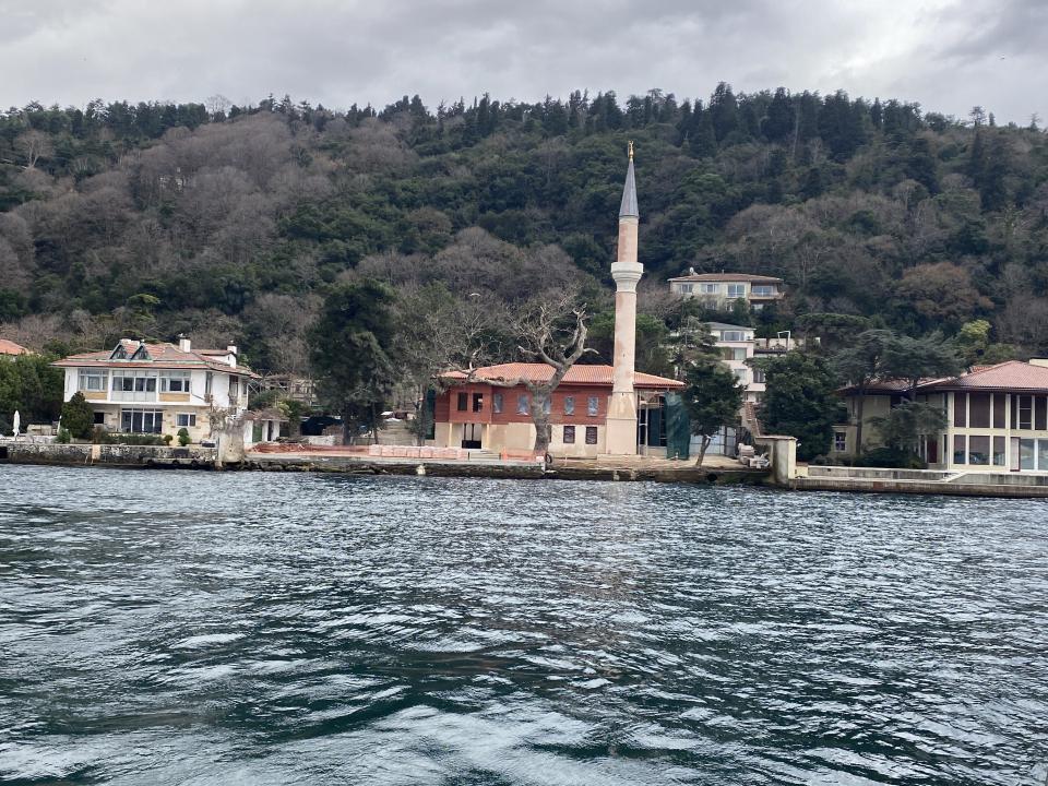 <p>Kalyon Vakfı ile İstanbul Vakıflar 2’nci Bölge Müdürlüğü ve Mehmed Vanî Vakfı arasında imzalanan “Restorasyon Protokolü” çerçevesinde yenileme çalışmalarında sona yaklaşılan Vaniköy Camii’nde düzenlenen basın toplantısında konuşan Kalyon Vakfı Yönetim Kurulu Üyesi Mehmet Kalyoncu, “Kalyon Vakfı olarak bizim yaşadığımız yerlere, özellikle bizim bugün mukimi olduğumuz Üsküdar’ımıza kazandırabileceğimiz eserler bizi çok mutlu eden, motive eden, memnun eden bir yaklaşım. Bu yaklaşımımızı biz ‘şehre vefa’ çerçevesinde ele alıyoruz. Mukimi olduğumuz, içerisinde ticari faaliyetlerimizi sürdürdüğümüz bölgelere sorumluluk duygusu besliyoruz. Bu sorumluluğumuzu en çok ihtiyaç duyulan alanlarda ortaya koyarak şehrimizin eşsiz önemli mekanlarını daha nitelikli bir halde halka kazandırmak bizim çok büyük bir mutluluğumuz ve amacımız. Bu noktada bugüne kadar yaptığımız birçok aslına ihya projesi oldu fakat Vaniköy Camii İstanbul’da 11 yalı camiden biri olması hasebiyle ve 358 yıldır hayatta olan bir yapı olması hasebiyle bizde çok ayrı bir yeri var” dedi.</p>
<p> </p>