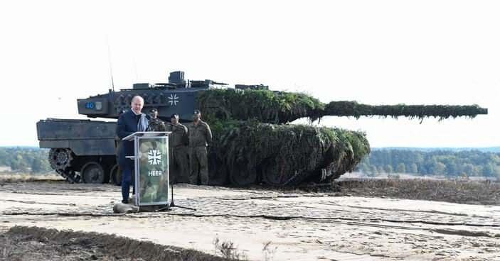 <p>Leopard 2 tankları Almanya'da üretildiği için Almanya bu tartışmada kilit bir rol oynuyor.</p>

<p>Yasal olarak Alman üretimi silahların üçüncü taraflara transferinin Berlin hükümeti tarafından onaylanması gerekiyor.</p>
