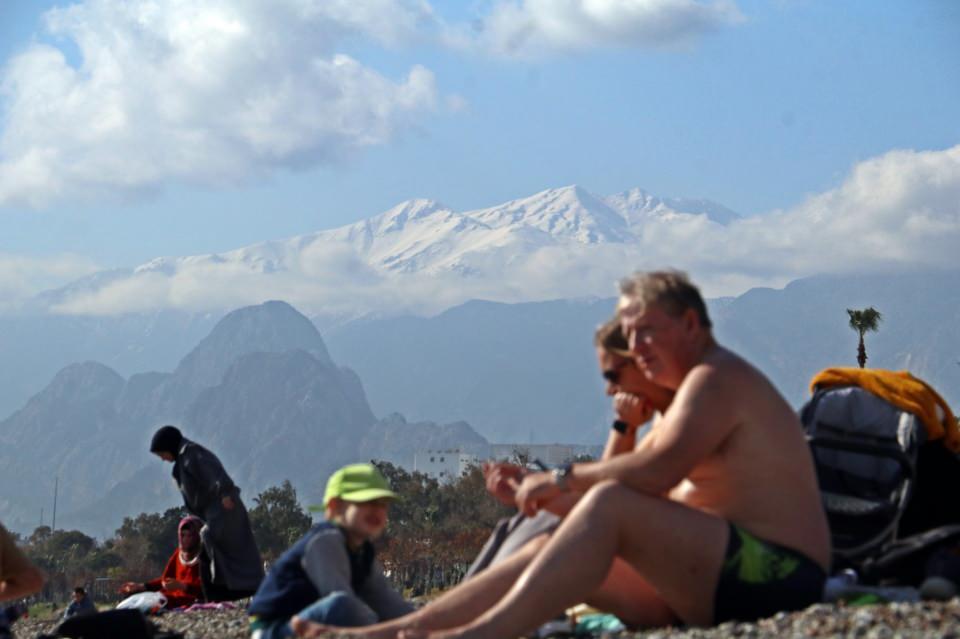 <p>Turizmin başkenti Antalya, kışın ortasında da yazdan kalma günlerini aratmıyor. Hava sıcaklığının 19 derece, deniz suyu sıcaklığını 18, nem oranının ise yüzde 56 kaydedildiği kentte güneşli havayı görenler, dünyaca ünlü Konyaaltı Sahili’ne geldi. </p>
<p> </p>